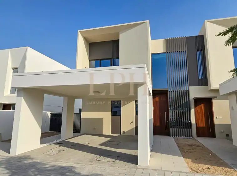 Elegant Living | Modern | Poolside Convenience