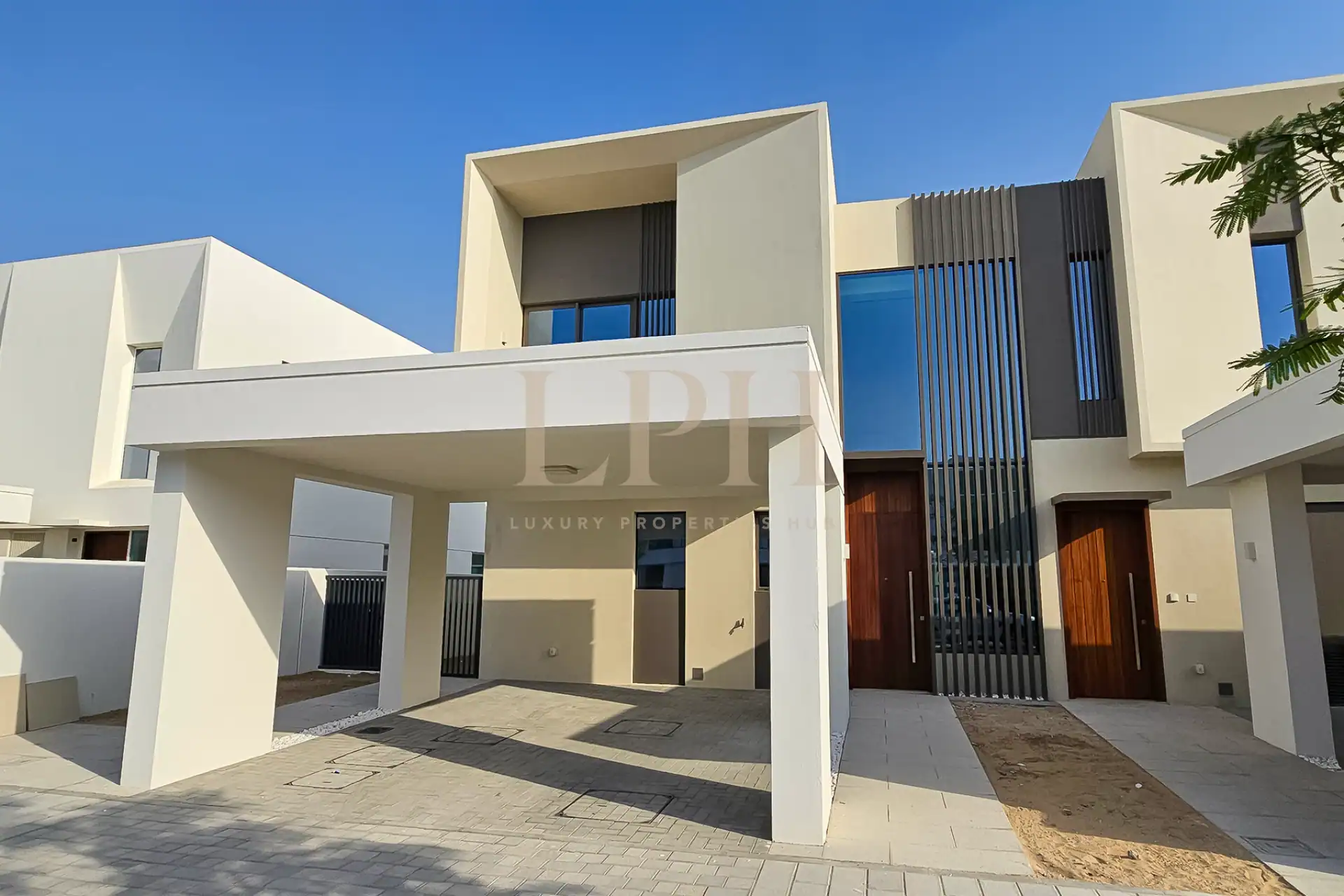 Elegant Living | Modern | Poolside Convenience